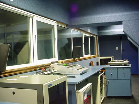 Cabine de comando com mesa de operação de áudio
