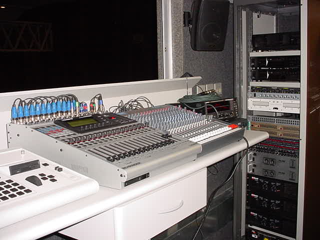 Cabine de comando — racks e processadores de áudio
