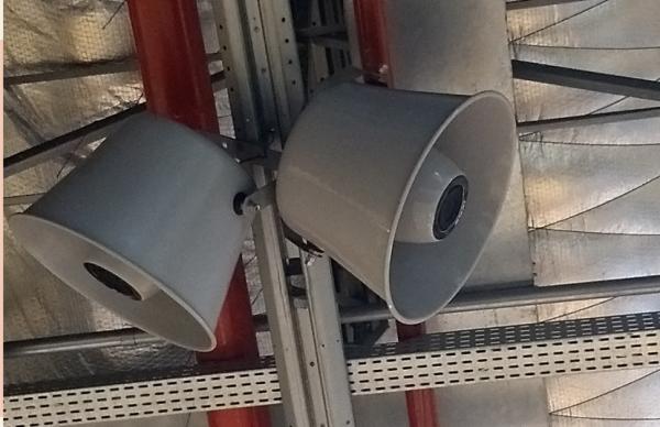 Corneta HiFi 280W instalada em estrutura industrial