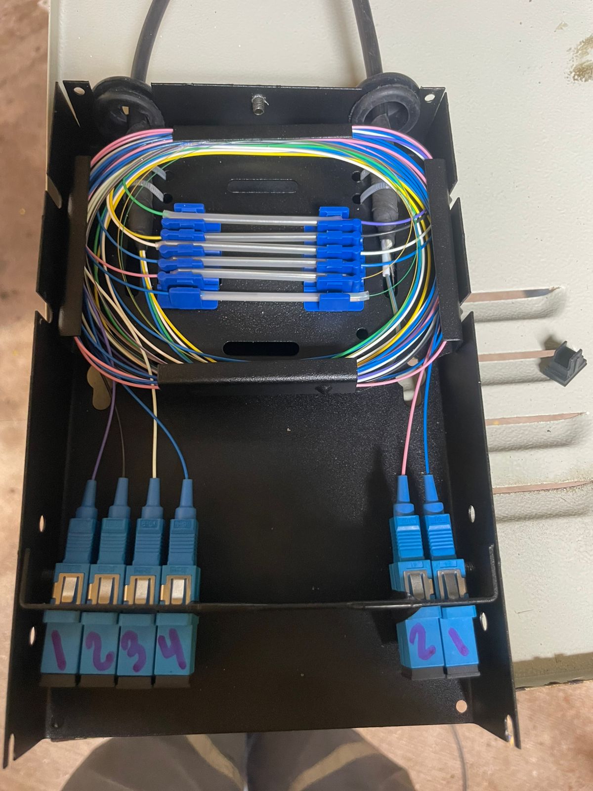 Equipe realizando instalação de áudio profissional