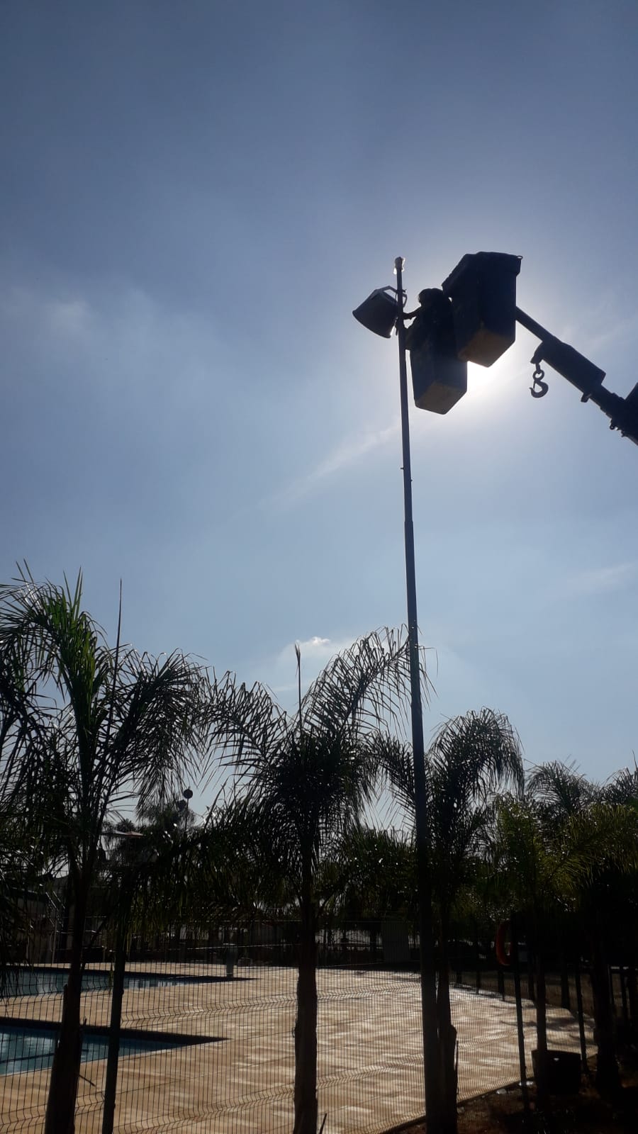 Instalação de caixas acústicas em altura