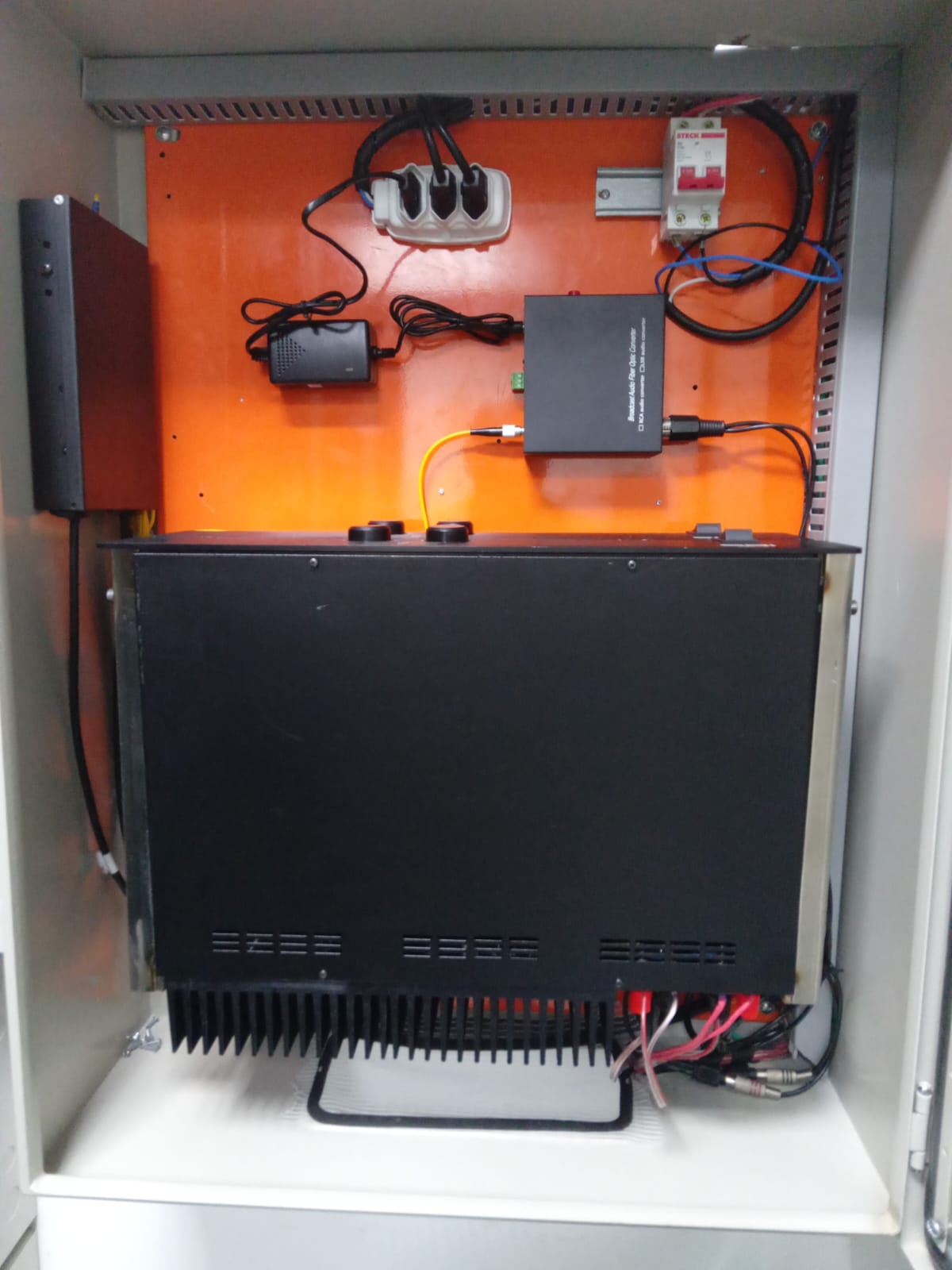 Montagem de rack de áudio profissional com cabeamento organizado