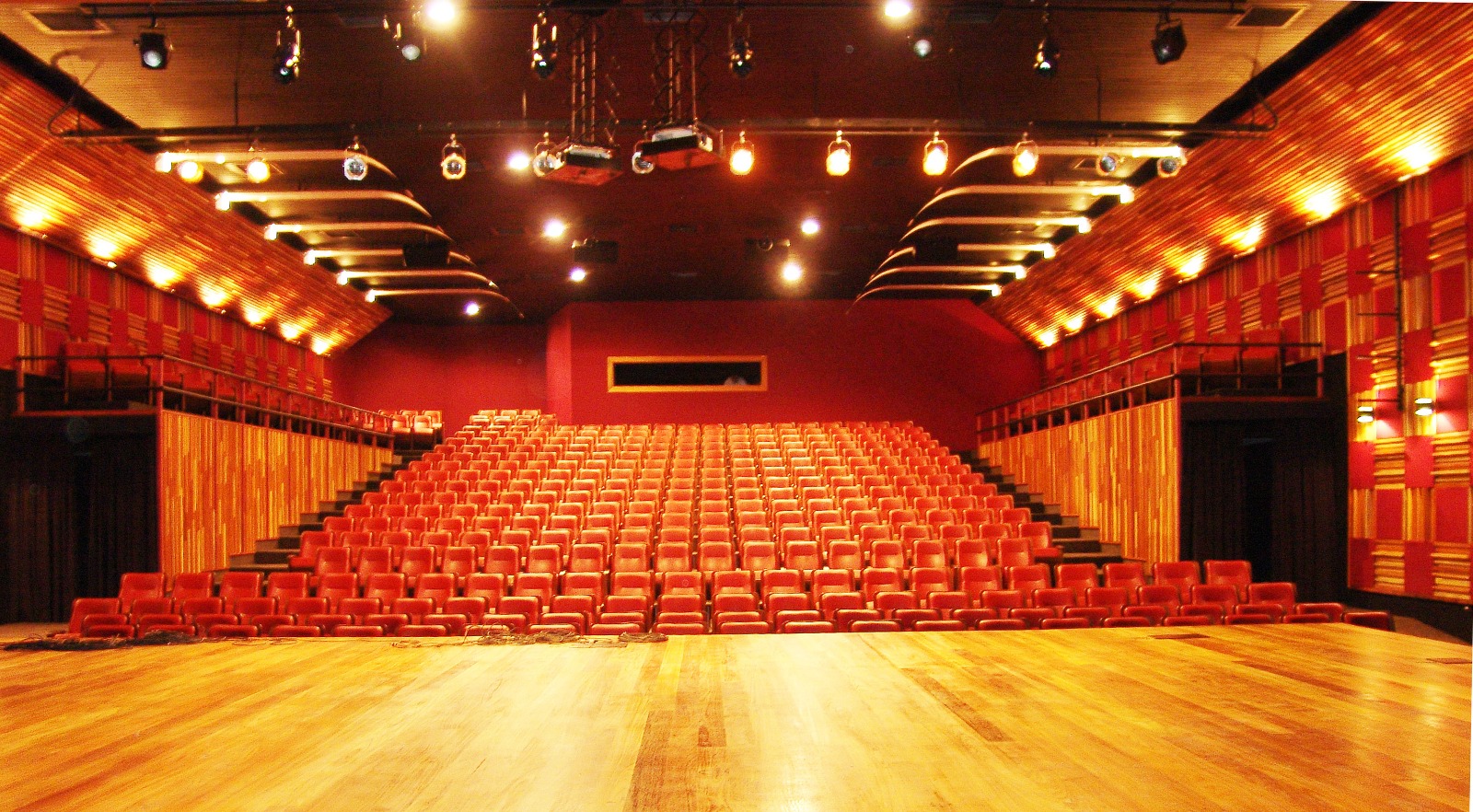 Instalação de sonorização profissional — Teatro Municipal de Jaguariúna — Jaguariúna (SP).